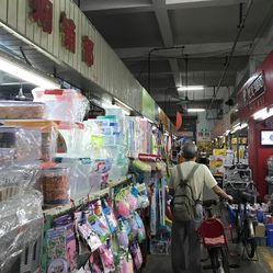 南泰日用品批發市場的木材銷售 跨界經營與市場機遇探析